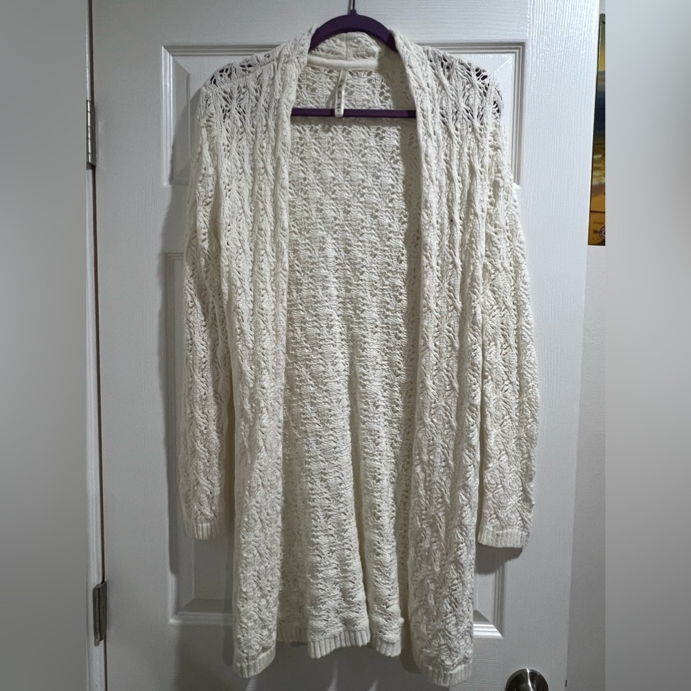 Women’s White Knitted Cardigan!